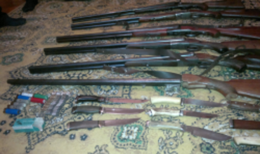 Arsenal din 8 arme și 98 de cartușe depistat de poliție