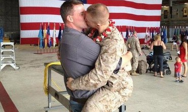 Страстный поцелуй гей-морпеха США "взорвал" Facebook