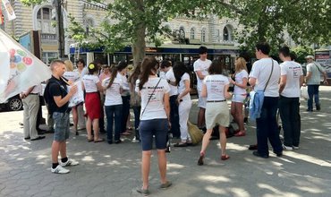 „Hai, Moldova”, în acţiune: un troleibuz a fost spălat în centrul capitalei pe ritmul muzicii