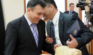 Фотография дня: Как развлекаются министры перед заседанием правительства