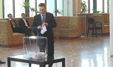 Депутаты по-разному сложили бюллетени