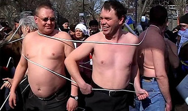 У девушек "Femen" появились конкуренты. Мужчины обнажили грудь ради Тимошенко