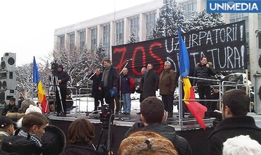 (Foto) Câteva mii de oameni protestează în PMAN