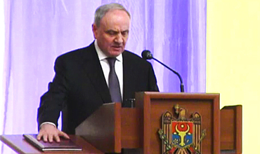 Николай Тимофти поклялся на молдавской Конституции