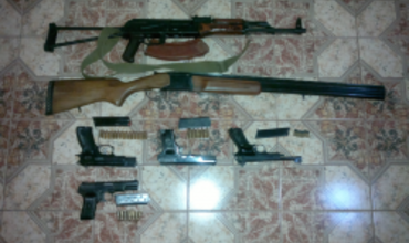 Arsenal din 8 arme și 98 de cartușe depistat de poliție