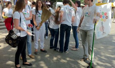 Акция "Hai, Moldova!" в действии: один троллейбус был вымыт в центре столицы под музыку