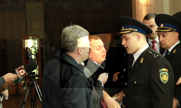 Îmbrânceli la Parlament! Comuniștii l-au băgat pe Șelin cu forța!