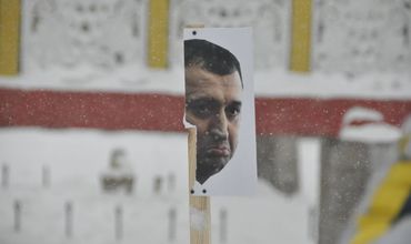 Лидеров АЕИ забросали снежками