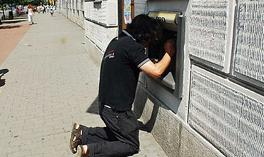 Două dintre cele mai bizare bancomate din lume