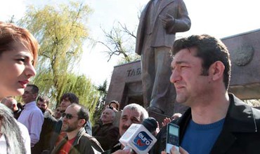Comuniștii au depus flori la monumentul lui Lenin