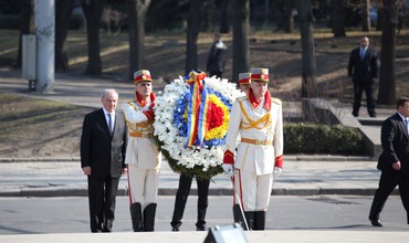 Nicolae Timofti a jurat să respecte Constituţia şi să apere democraţia