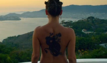 Jennifer Lopez, topless şi tatuată în noul ei videoclip