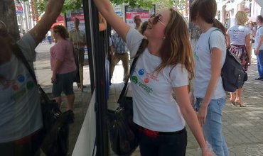 Акция "Hai, Moldova!" в действии: один троллейбус был вымыт в центре столицы под музыку
