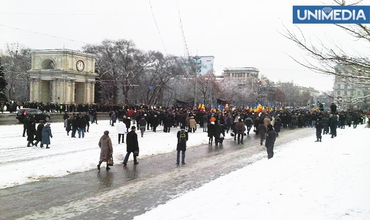 (Foto) Câteva mii de oameni protestează în PMAN