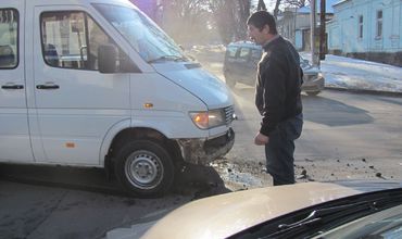Încă un microbuz de rută implicat într-un accident rutier