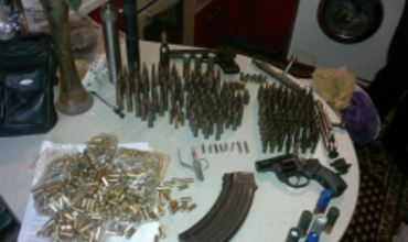 Poliția a ridicat 9 arme și muniții dintr-un apartament din capitală