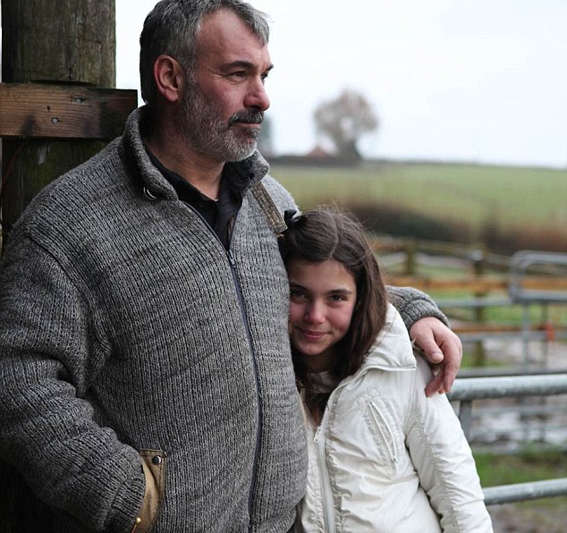 Familia Bizară A Unui Britanic Phillip Sharp Are 53 De Ani şapte