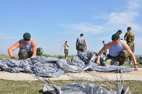 Поза думающего десантника фото
